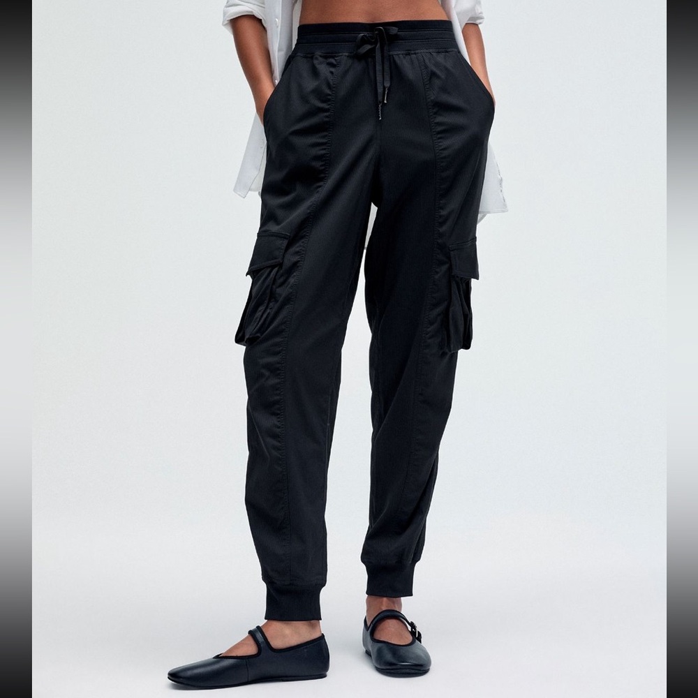 Lululemon black dance studio relaxed-fit mid rise cargo jogger size small
